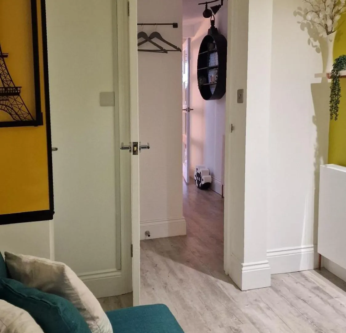 Molly Marine - Bespoke 2 Bedroom Courtyard Apartment - 1 Minute From Brighton Pier