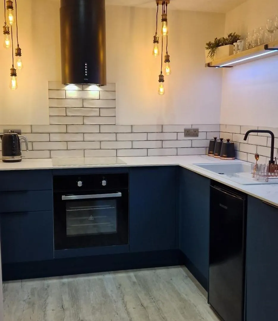 Molly Marine - Bespoke 2 Bedroom Courtyard Apartment - 1 Minute From Brighton Pier