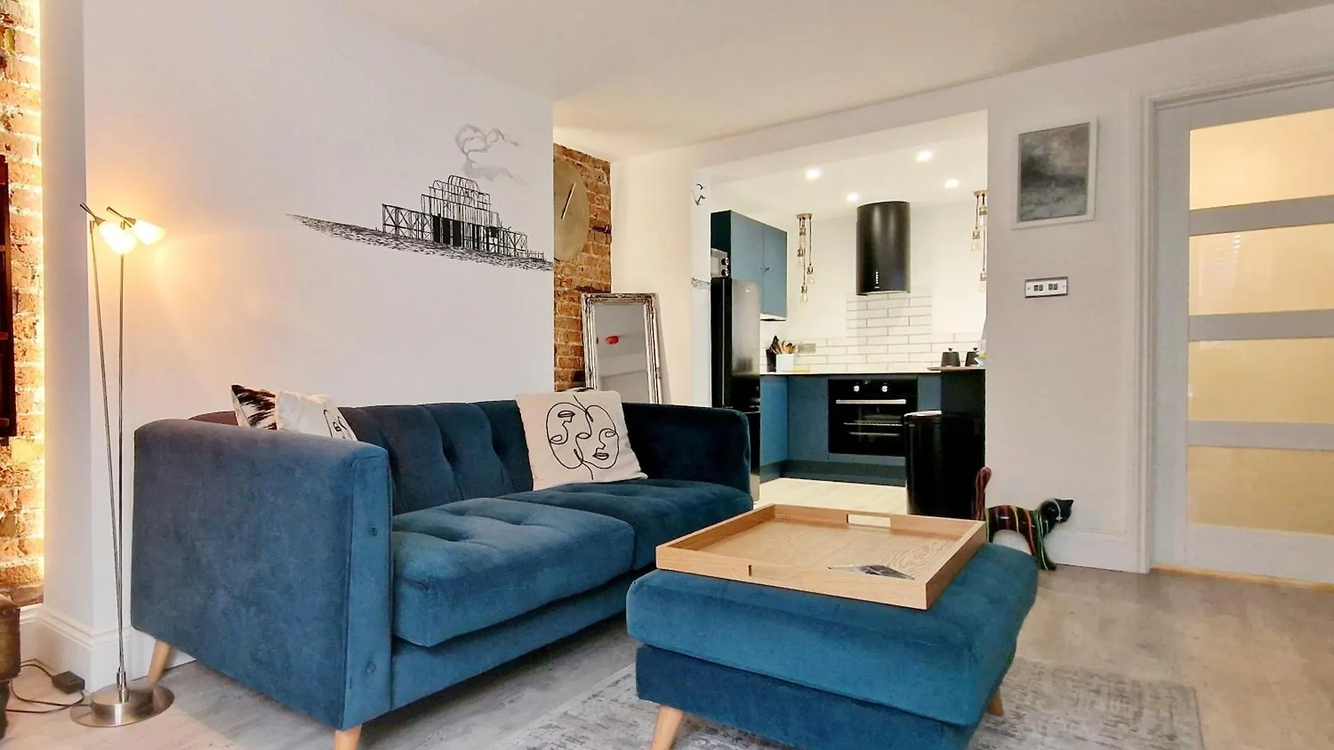 Molly Marine - Bespoke 2 Bedroom Courtyard Apartment - 1 Minute From Brighton Pier location
